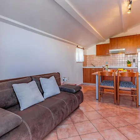 2 Bedroom Awesome In Medulin